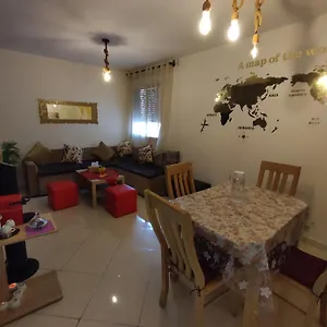 Beautiful Ground-floor With Portable Air Conditioning, Parking, And Free Wi-fi Appartement